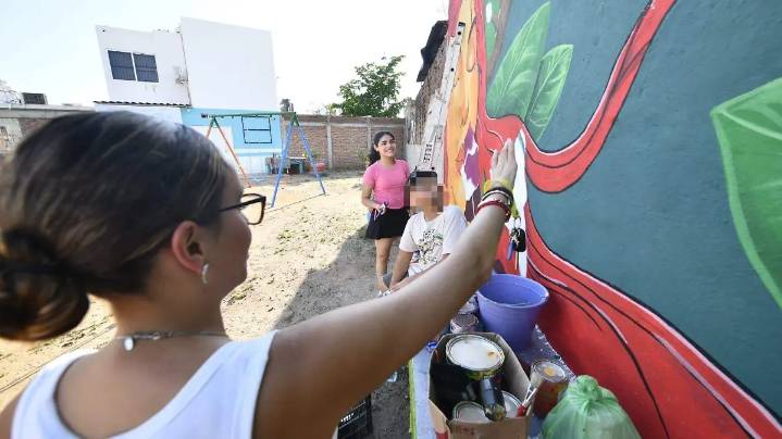 Jóvenes pintan sus colonias en Mazatlán