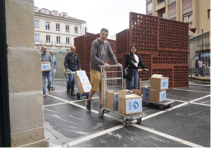 ELA y LAB presentan 138.000 firmas al Parlamento para que Euskadi pueda fijar su salario mínimo
