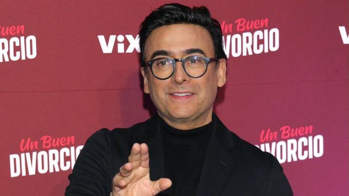 Adal Ramones conmemora 8 años de matrimonio junto a Karla de la Mora