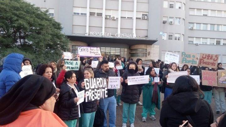 La reforma laboral de Cornejo: eliminar la estabilidad constitucional del empleado público