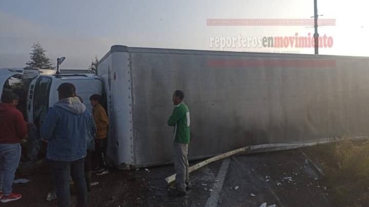 TRÁILER VOLCADO EN EL LIBRAMIENTO BICENTENARIO CON DIRECCIÓN A LERMA; TEMOAYA