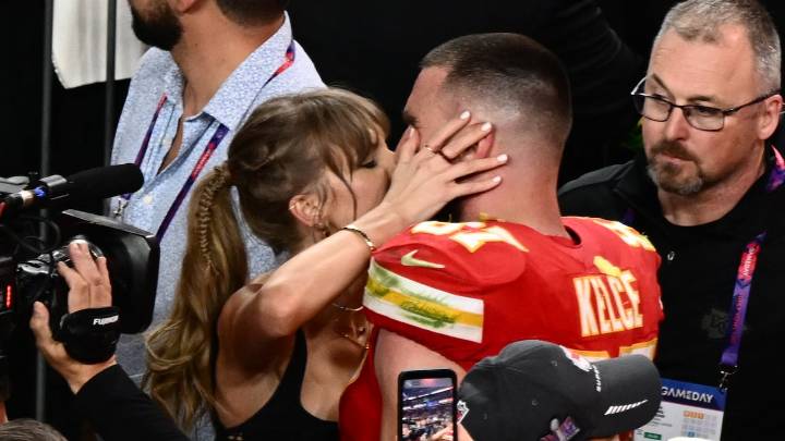 Taylor Swift y Travis Kelce se comprometieron tras tres años de noviazgo: fotos de la romántica propuesta