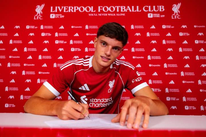 Liverpool announce Giovanni Leoni signing ahead of Premier League season opener