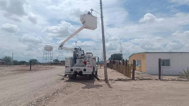 Instalan 150 lámparas LED en la comunidad Escalón en Jiménez