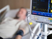 Entró en coma y el hospital quiso retirarle el soporte vital: sus dos amantes tomaron una contundente decisión