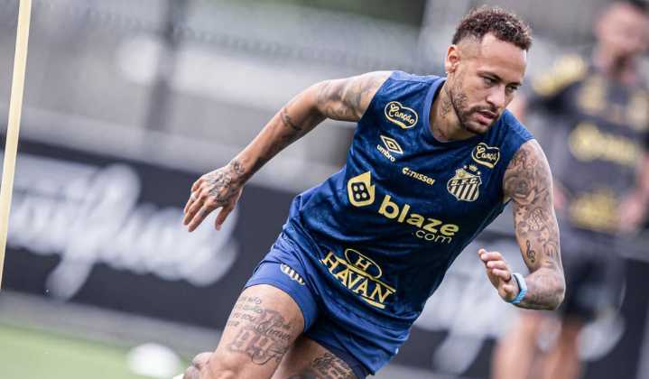 Neymar y Memphis Depay explotan por el césped artificial en Brasil