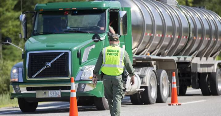 Retiran unos 3.000 camioneros por no saber hablar inglés tras norma de Trump