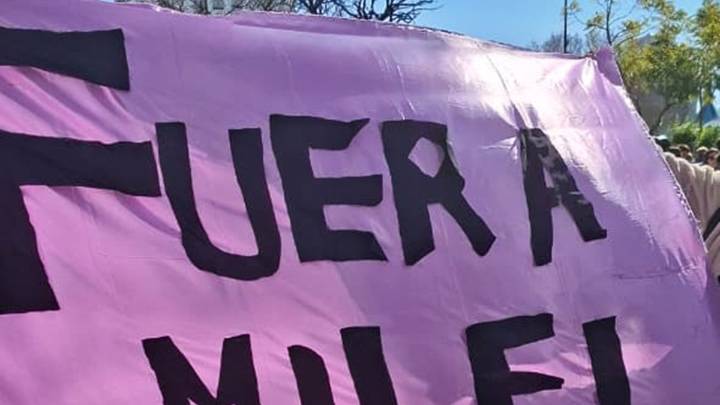 Caos y furia en Lomas de Zamora: fotos y videos del repudio a Javier y Karina Milei