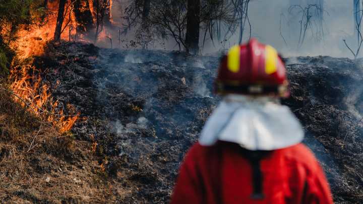 Un muerto y un herido al volcar una autobomba durante los incendios de León