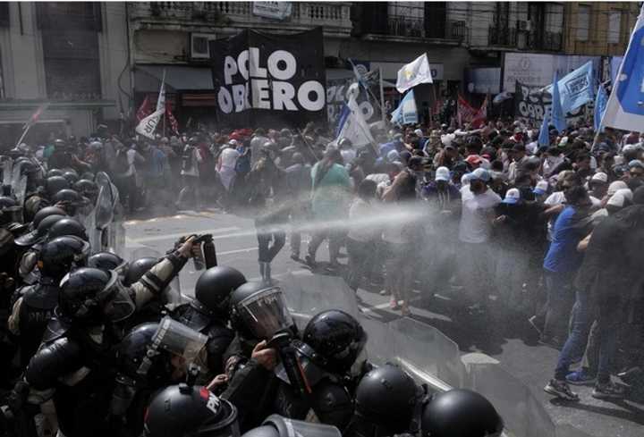 De nuevo reprimen con violencia protesta de jubilados en Argentina