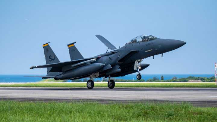 F-15E Strike Eagle Lands With Missing Wheel at Kadena Air Base