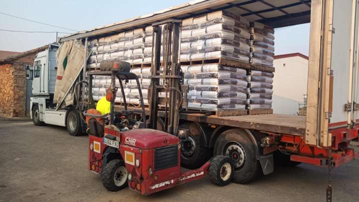 Más de 922.000 kilos de paja, forraje y pienso llegan a 74 ganaderías arrasadas por los incendios en Castilla y León