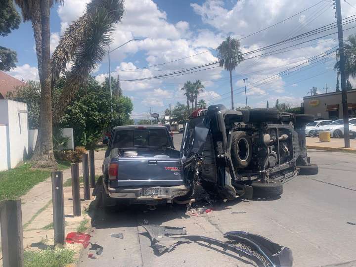 Omite alto y provoca accidente sobre la Antonio de Montes y Ortiz Mena