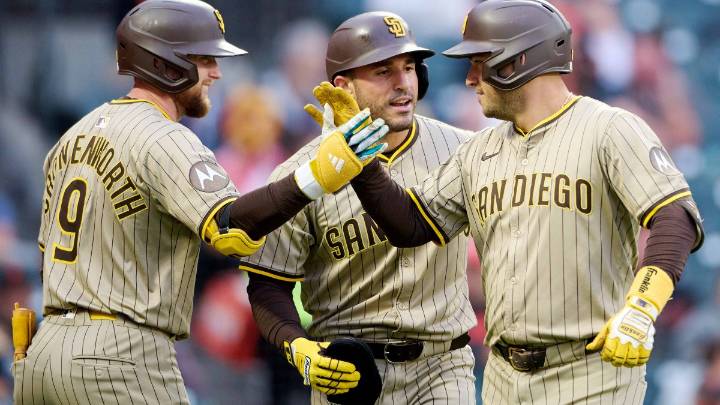 Padres beat Giants, climb into tie for first place with slumping Dodgers