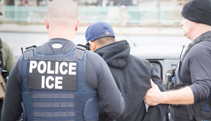 Las fuerzas del orden federales continúan con las redadas en campamentos de personas sin hogar en el centro de DC