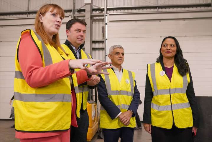 Dimite la directora británica de sinhogarismo por romper el contrato de sus inquilinos para subir el alquiler