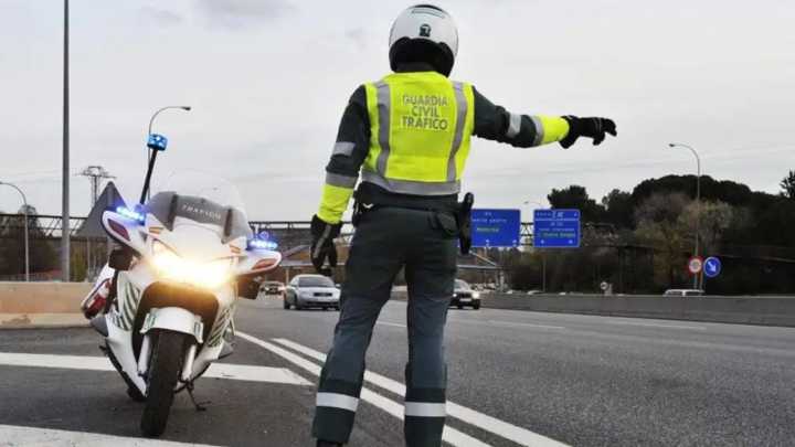 DGT: esta es la multa a la que te enfrentas si la Guardia Civil te pilla conduciendo descalzo, en chanclas o sin camiseta