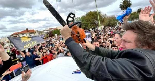 Buscando esquivar la polémica de presuntas coimas en Discapacidad, Milei seguirá de campaña este miércoles