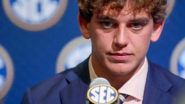 A potential Browns franchise QB reportedly staying in school after this season