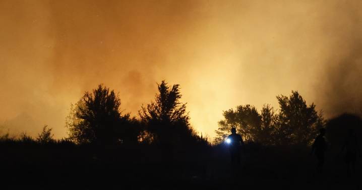 Los incendios que arrasan España siguen activos en seis comunidades y se ven agraviados por las fuertes rachas de viento