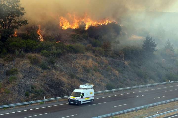 España consumida por incendios forestales en el noroeste y el oeste