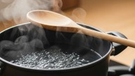 Truco de cocina. Por qué hay que poner una cuchara de madera sobre la olla al hervir agua