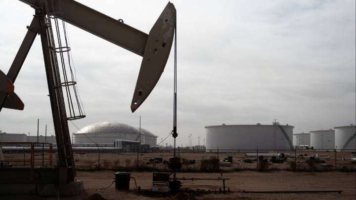 Oil Settles Higher as Traders Await Trump Statement on Russia