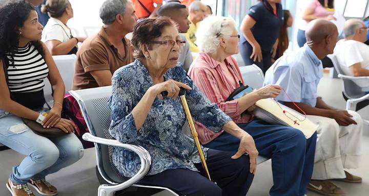 Pensionados reciben casi $50 del Ingreso Contra la Guerra Económica
