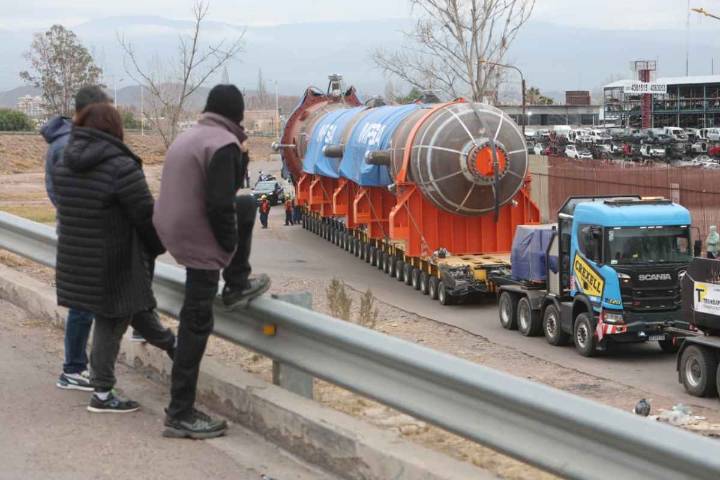 Carteles suspendidos en el aire y las reacciones de la gente ante el paso del reactor de Impsa