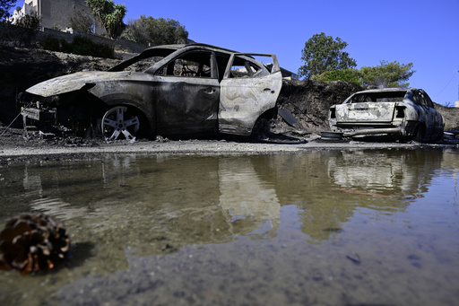 AP Fotos: Incendios forestales arrasan Grecia en medio de sequía