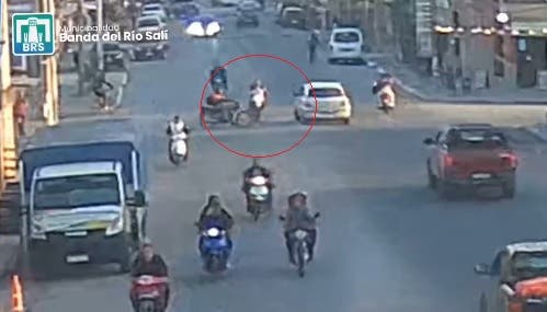 Motociclista distraído aceleró y embistió a otro en cruce en Banda del Río Salí: tres heridos (video)