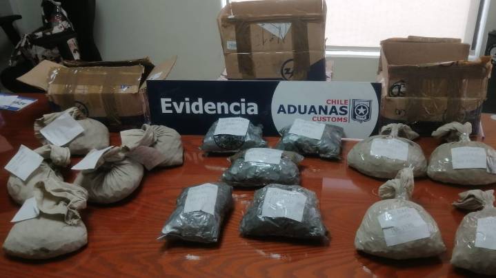 Puerto de San Antonio: Incautan exportación sospechosa con más de 335 mil monedas chilenas, de colección y billetes argentinos