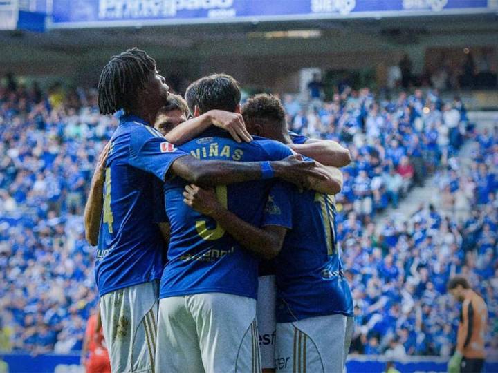 El Oviedo celebra su primera victoria en su regreso