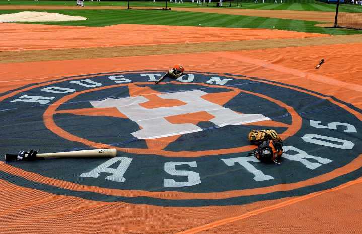 Astros sign former Yankees pitcher before big weekend series