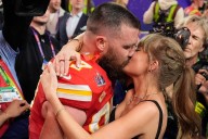Taylor Swift anunció que se casa con Travis Kelce tras dos años de relación