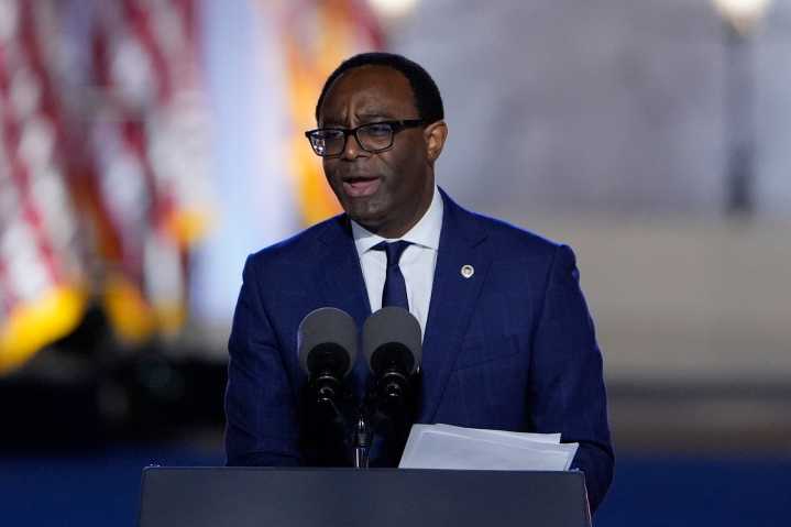 Howard University president to step down
