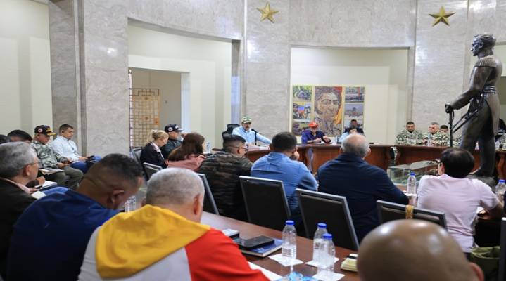 Presidente Maduro sostiene encuentro con el Alto Mando político