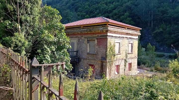 Reforman el tejado de la Botica del Sanatorio de Bustiello, pero los vecinos avisan: "Faltan muchas reformas que hacer"