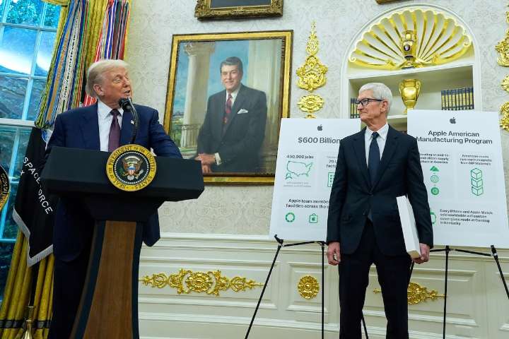 Trump, Cook announce Apple investing another $100-billion in U.S. manufacturing
