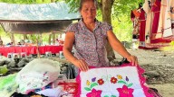Mujer artesana de Jaltocán empezó a bordar desde los 14 años