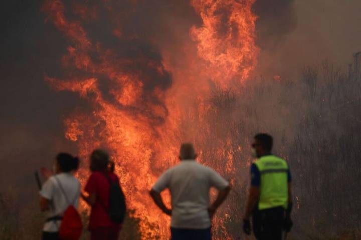 El fuego entre Zamora y Orense sigue descontrolado
