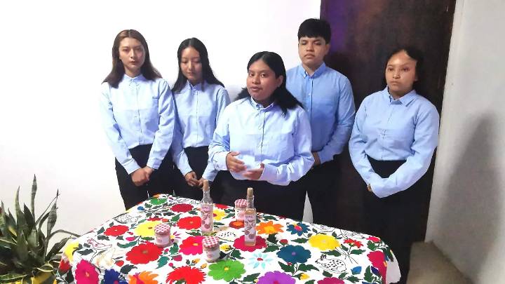 Estudiantes de la UPH elaboran mermelada y licor de lichi