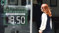 Peso gana por un dólar que se debilita ante expectativa de recortes de la Fed