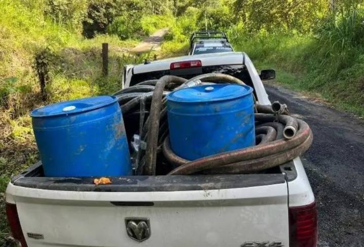 Aseguran camioneta con hidrocarburo robado en Xicotepec durante operativo
