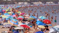 Las playas valencianas se llenan para sobrevivir a las temperaturas asfixiantes