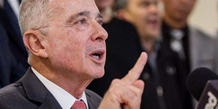 Álvaro Uribe es blanco de críticas por discurso contra la UP expuesto en homenaje a Miguel Uribe: “Merece el rechazo”