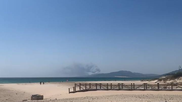 Nuevo incendio en Tarifa: los bañistas se marchan de la playa de Bolonia y la Junta activa la fase de emergencia en nivel 1