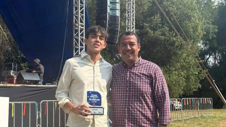 Nadador Ballesteros recibe Premio de la Juventud