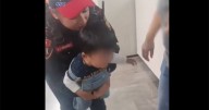 Polis del Metro CDMX le salvan la vida a bebé; se le atoró un cacahuate