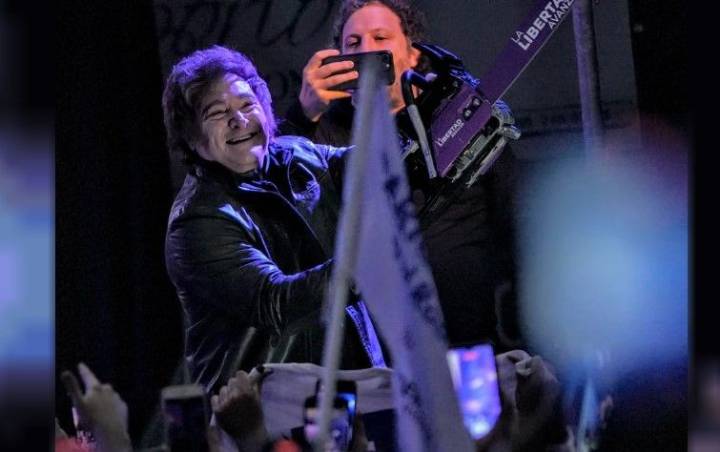 Javier Milei lanzó la campaña en Provincia con duros insultos a Kicillof: lo llamó "comunista enano"